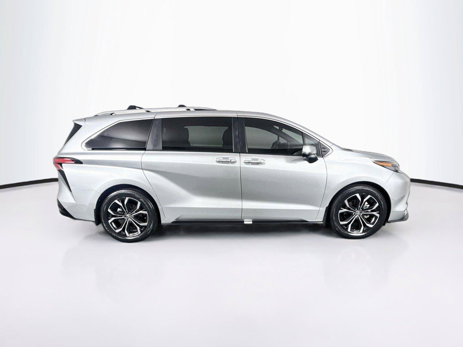 Certified 2025 Toyota Sienna Platinum FWD image 11