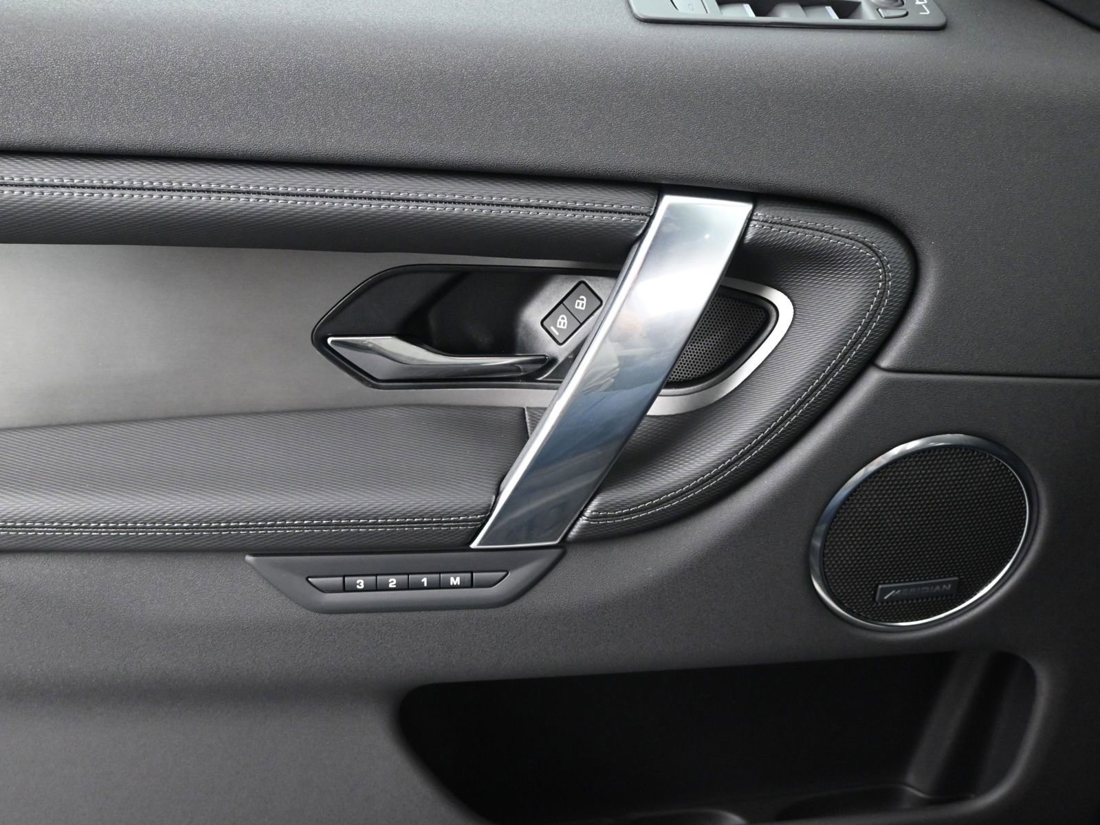 New 2025 Land Rover Discovery Sport Dynamic SE image 12