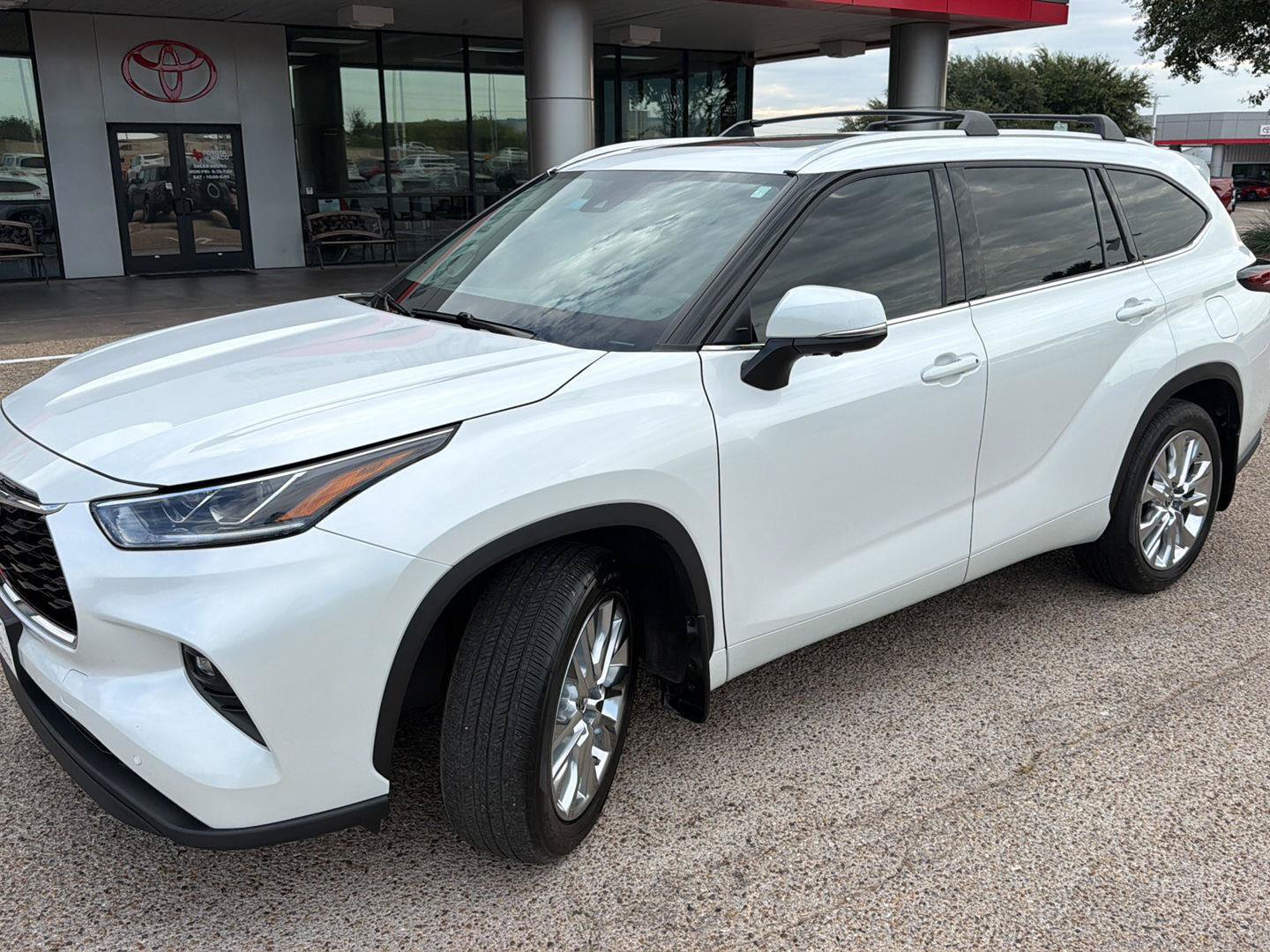 Used 2024 Toyota Highlander Limited AWD/4WD image 7