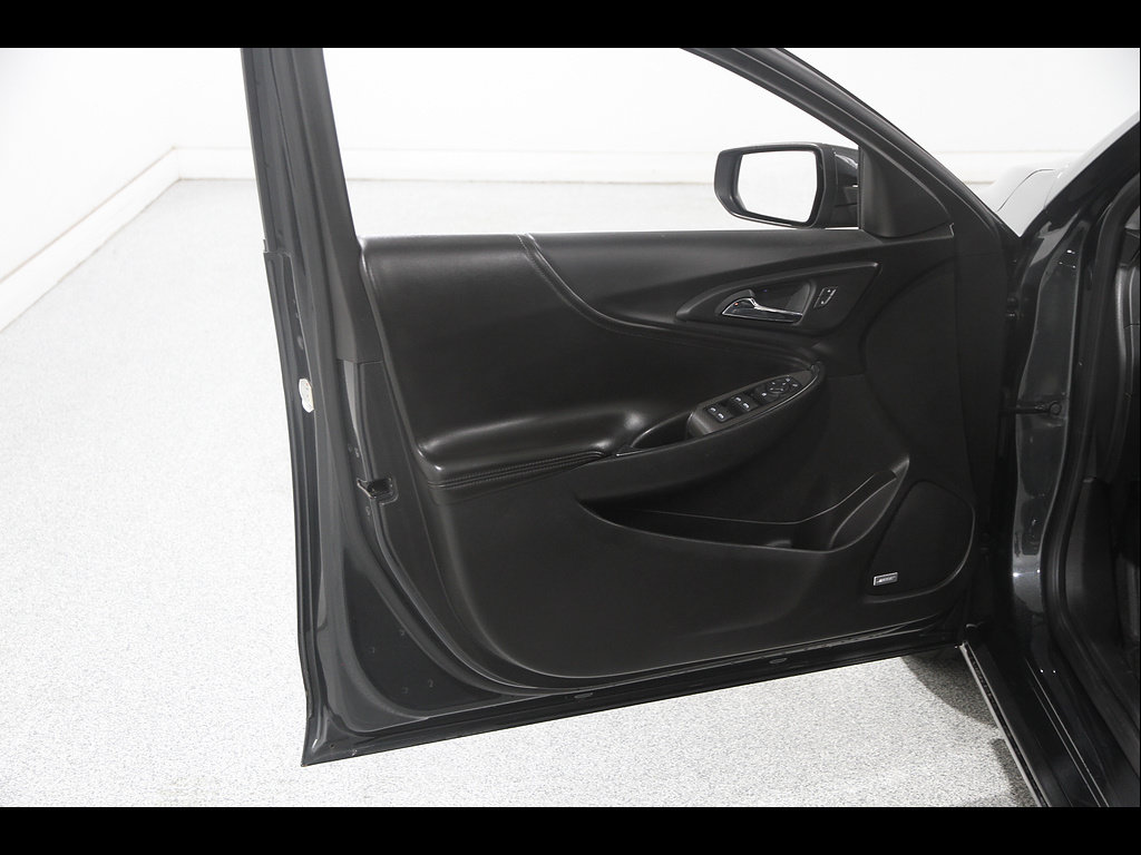 Used 2018 Chevrolet Malibu LT w/ Leather Package FWD image 4