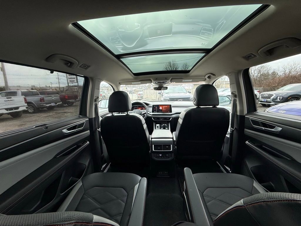 Used 2024 Volkswagen Atlas Peak Edition SE image 9