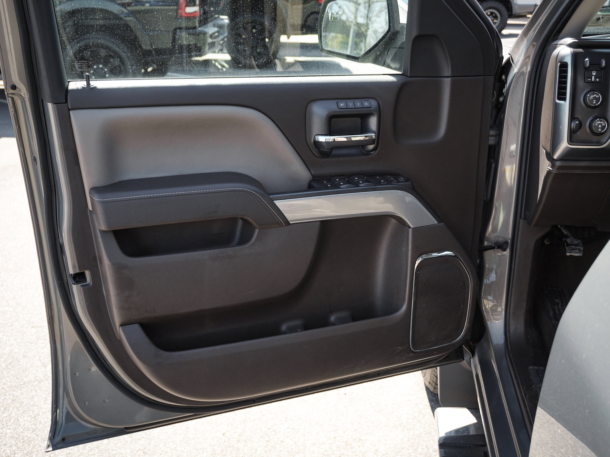 Used 2017 Chevrolet Silverado 1500 LTZ Z71 image 14