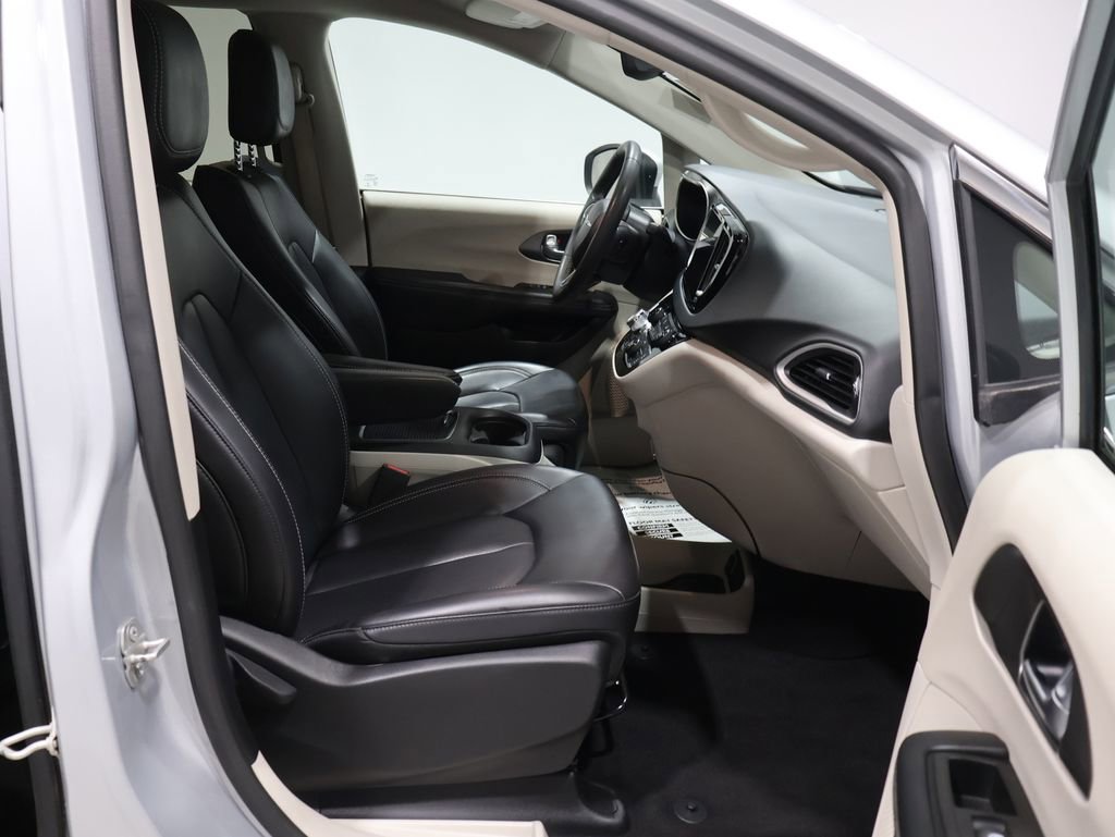 Used 2023 Chrysler Pacifica Touring-L image 25