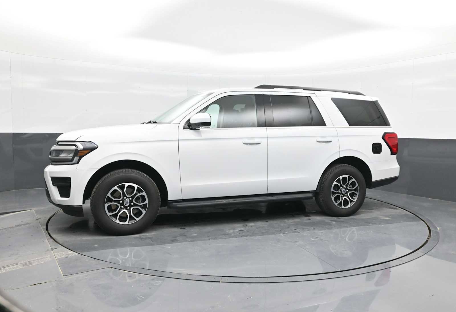 Used 2024 Ford Expedition XLT image 5