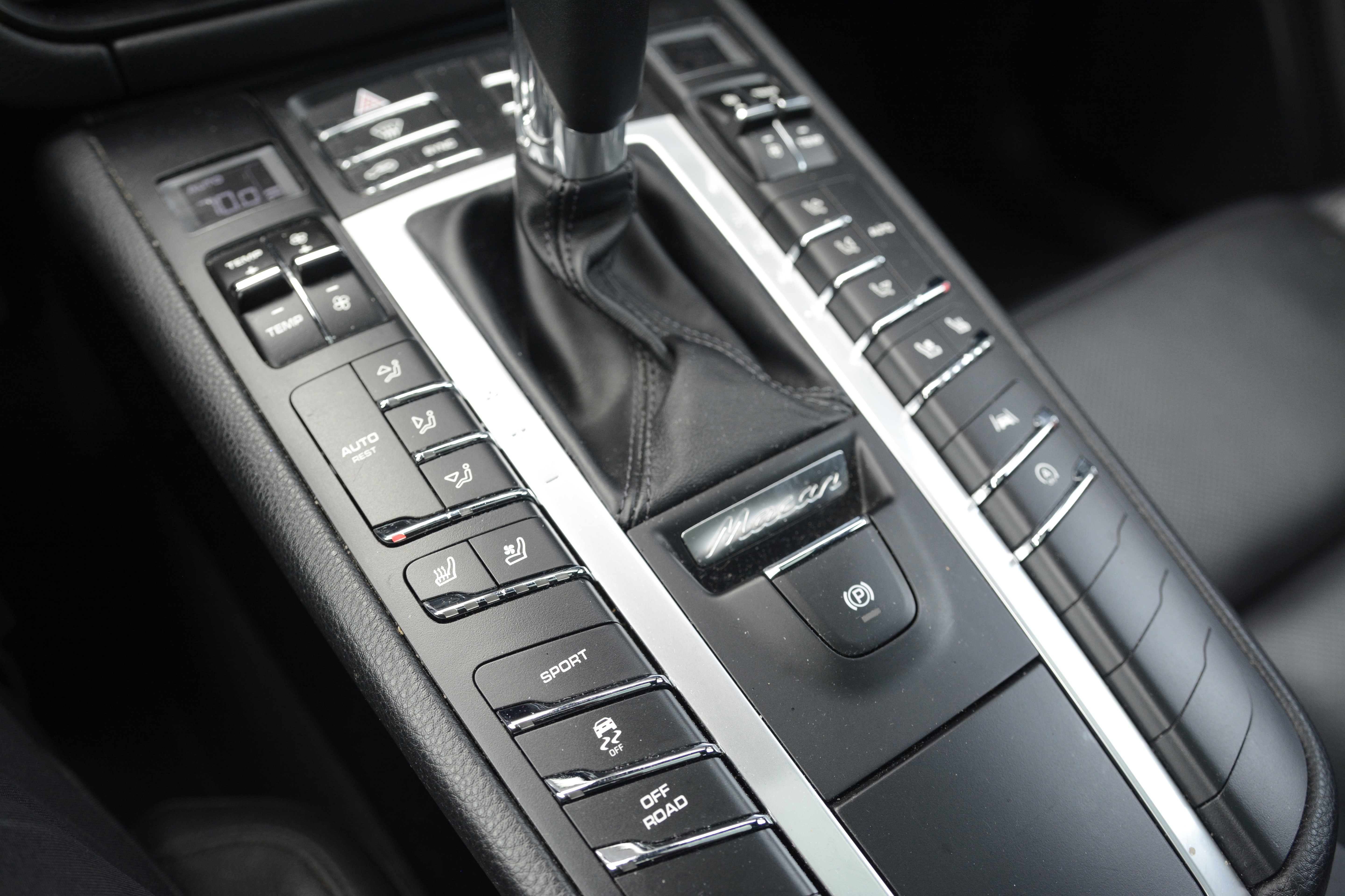 Certified 2020 Porsche Macan AWD/4WD image 25
