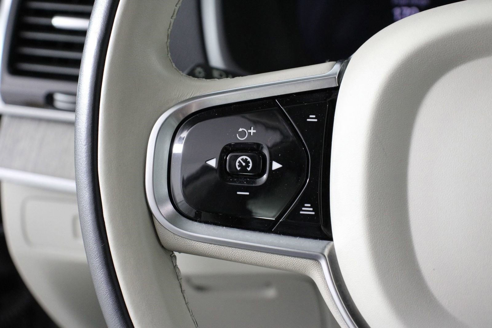 Certified 2024 Volvo XC90 T8 Plus w/ Protection Package Premier image 10