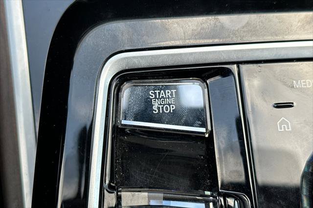 Used 2023 BMW 740i w/ Parking Assistance Package image 21