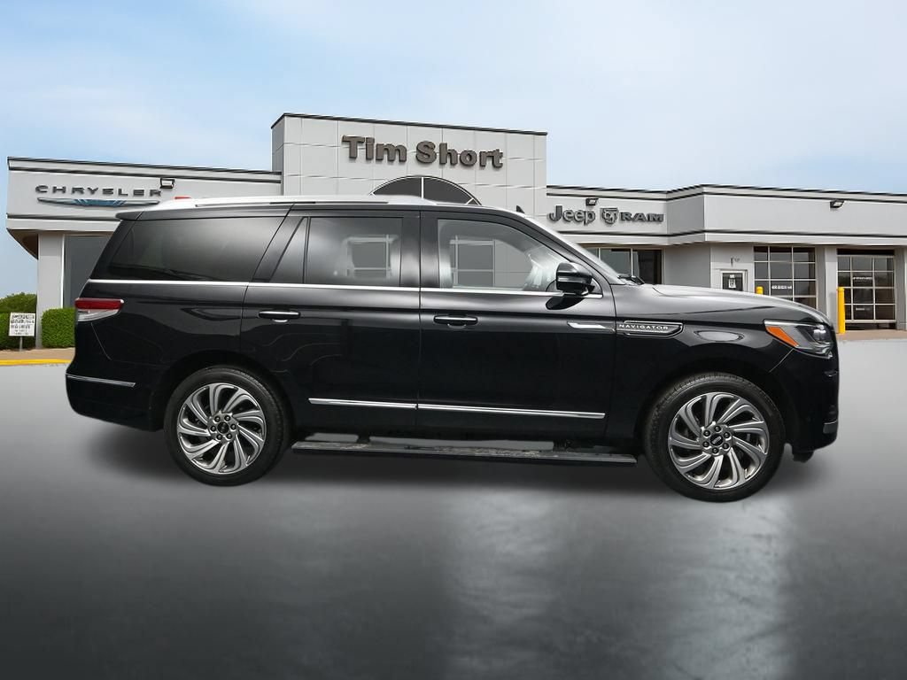 Used 2023 Lincoln Navigator Reserve AWD/4WD image 6