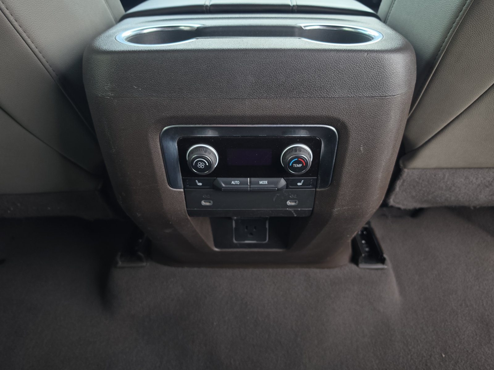 Certified 2022 Chevrolet Suburban Z71 w/ Luxury Package AWD/4WD image 27