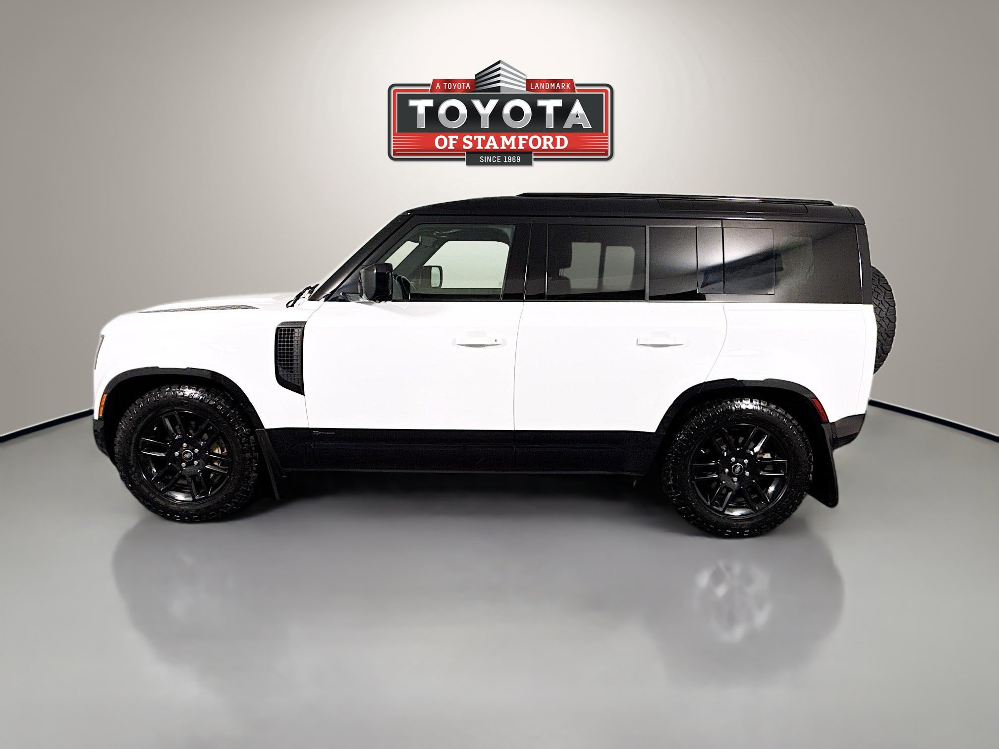 Used 2021 Land Rover Defender 110 X-Dynamic SE AWD/4WD image 4