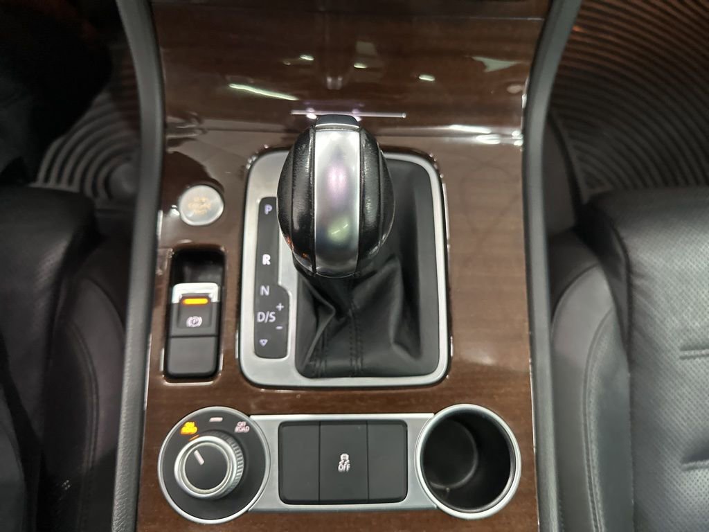 Used 2016 Volkswagen Touareg TDI image 18