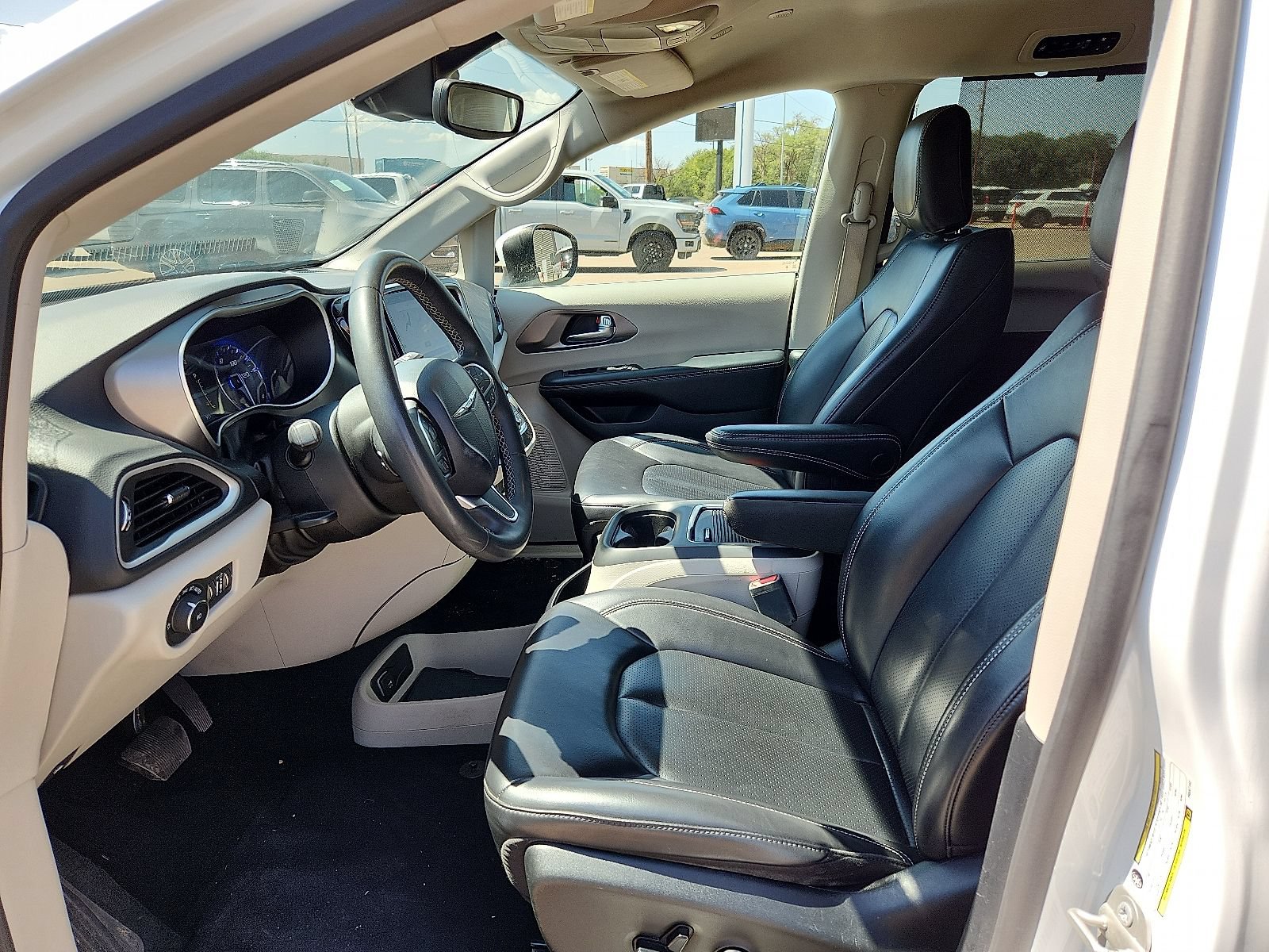 Used 2023 Chrysler Pacifica Touring-L FWD image 11