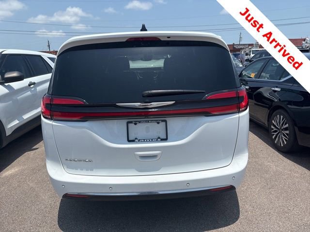 Used 2025 Chrysler Pacifica Select FWD image 11