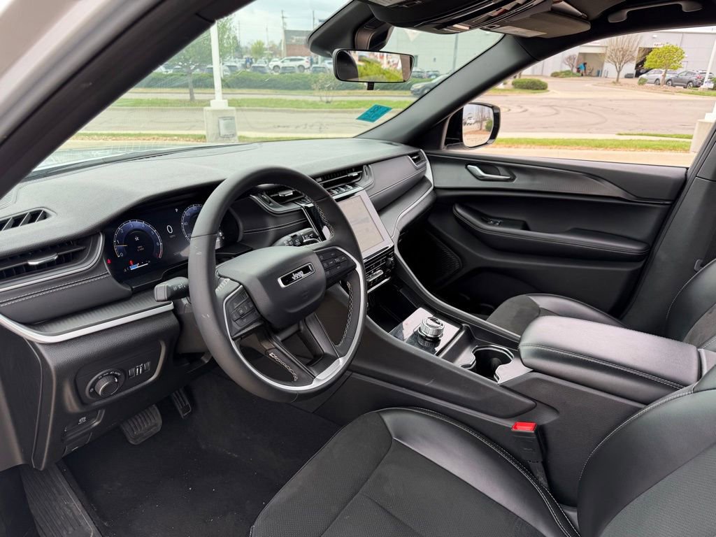 Used 2025 Jeep Grand Cherokee Altitude image 11