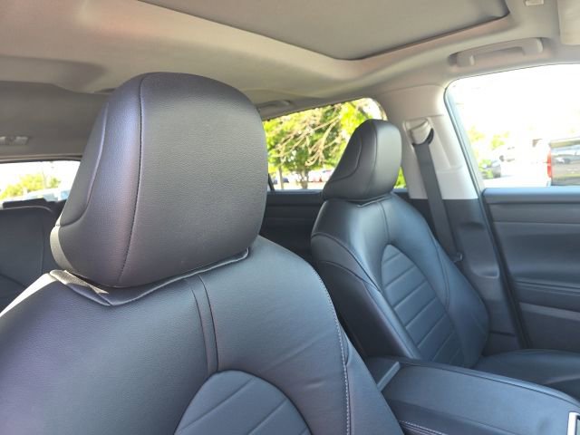 Used 2024 Toyota Highlander XLE AWD/4WD image 11