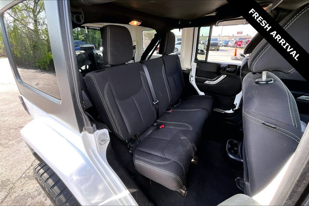Used 2018 Jeep Wrangler Unlimited Sahara w/ Connectivity Group AWD/4WD image 24