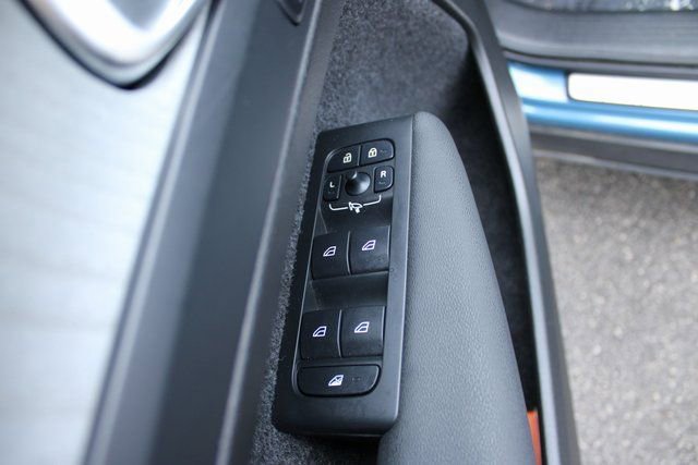 Used 2025 Volvo XC40 B5 Plus AWD/4WD image 11
