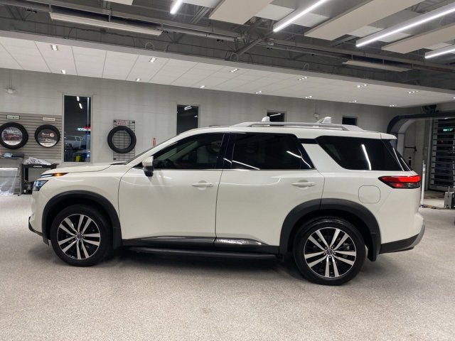 Used 2024 Nissan Pathfinder Platinum image 11