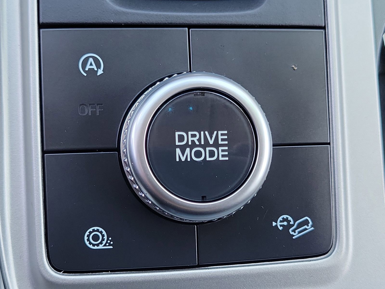 Used 2024 Ford Explorer XLT w/ Equipment Group 202A AWD/4WD image 18