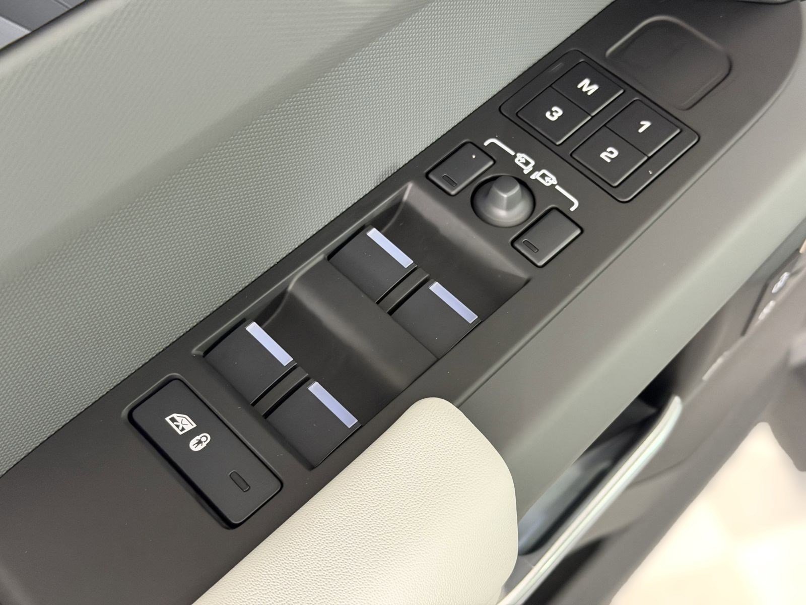 Used 2026 Land Rover Defender 110 S image 14