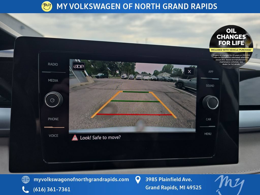 Used 2025 Volkswagen Taos SE w/ Panoramic Sunroof Package AWD/4WD image 23
