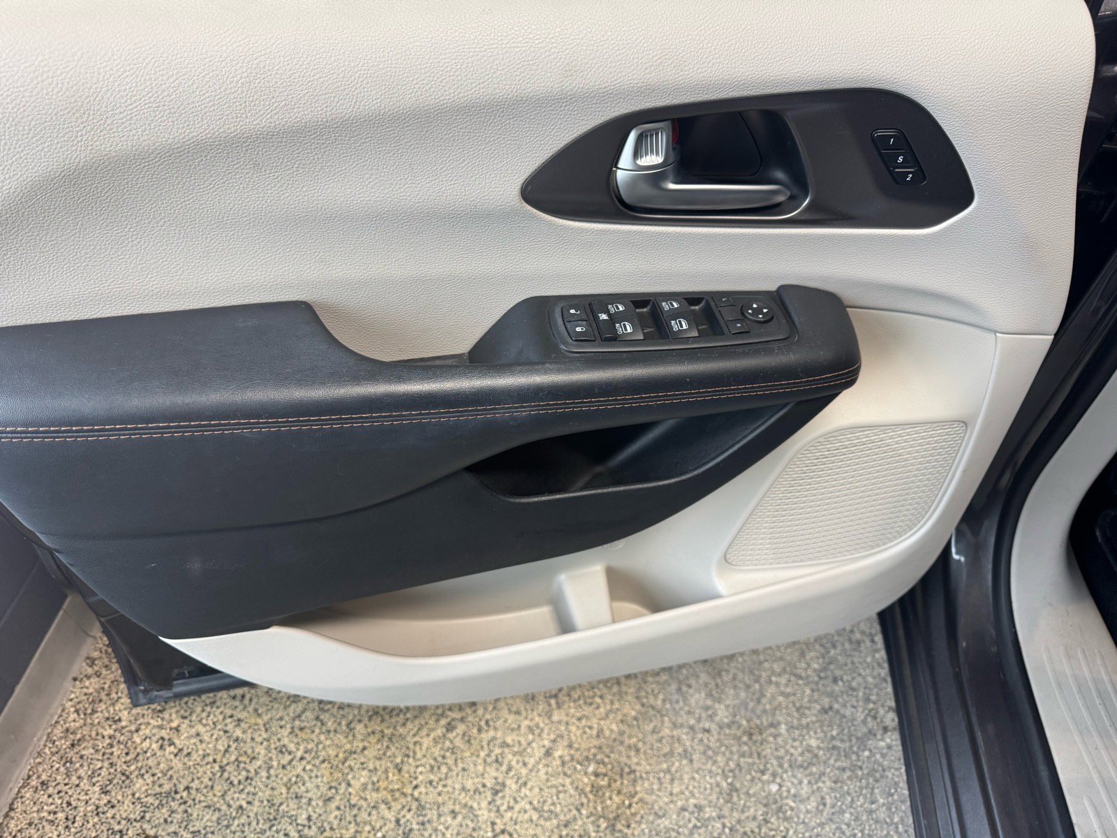 Used 2020 Chrysler Pacifica Touring-L Plus image 16