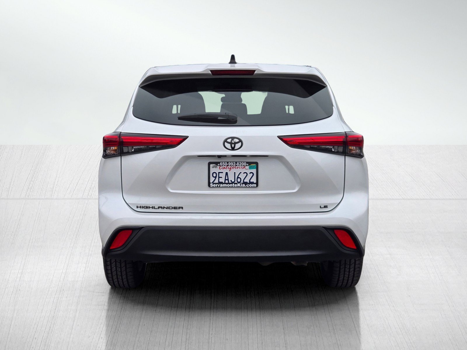 Used 2023 Toyota Highlander LE FWD image 5