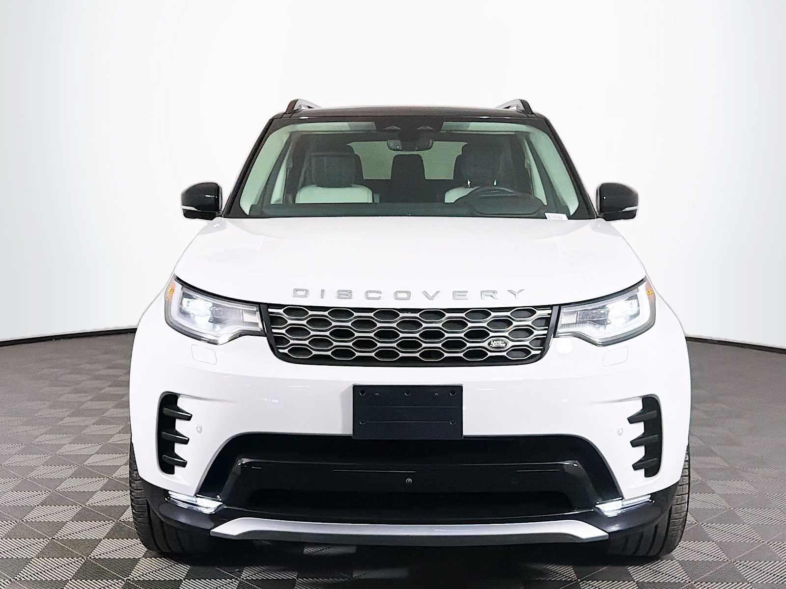 Used 2025 Land Rover Discovery Metropolitan Edition image 2