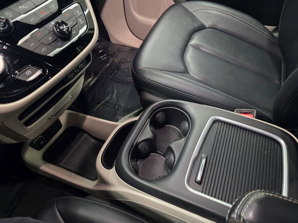 Certified 2024 Chrysler Pacifica Touring-L image 24