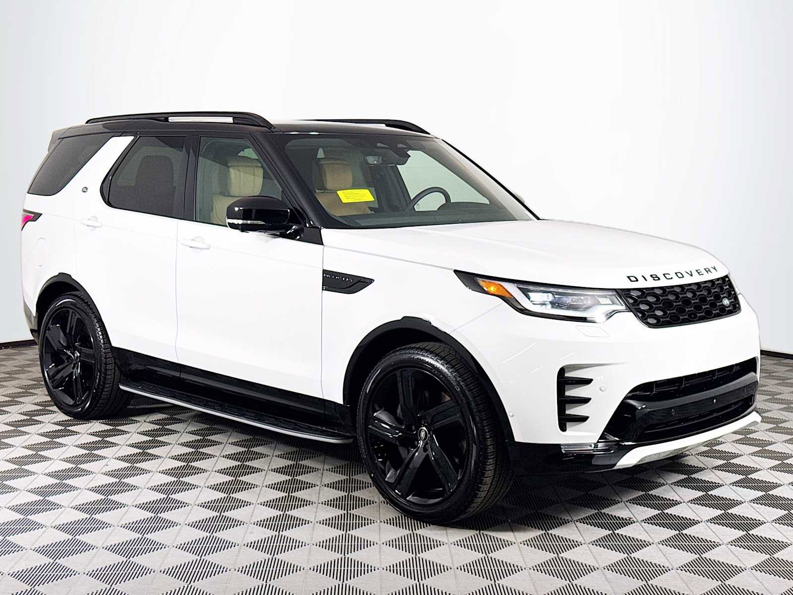 New 2025 Land Rover Discovery Dynamic SE image 2