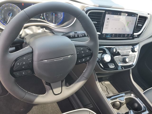 New 2027 Chrysler Pacifica Limited w/ Family Tech Group AWD/4WD image 19