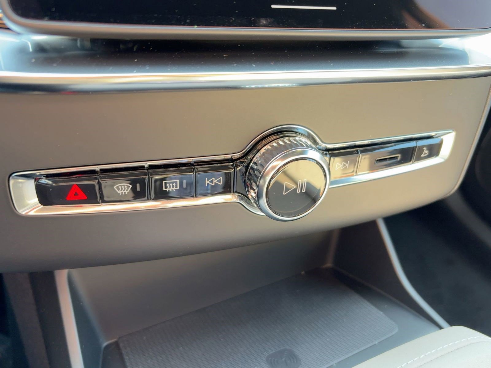 New 2026 Volvo XC90 B6 Plus w/ Protection Package Premier image 16