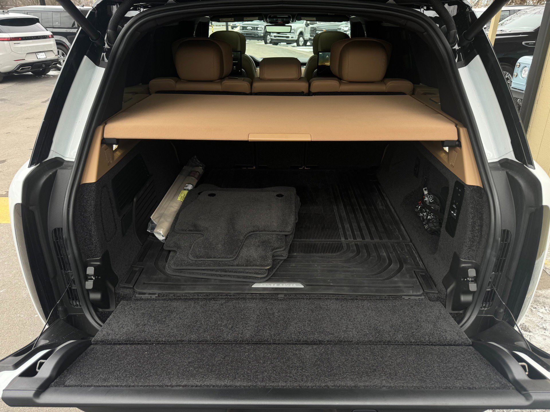 Used 2024 Land Rover Range Rover Long Wheelbase Autobiography image 41