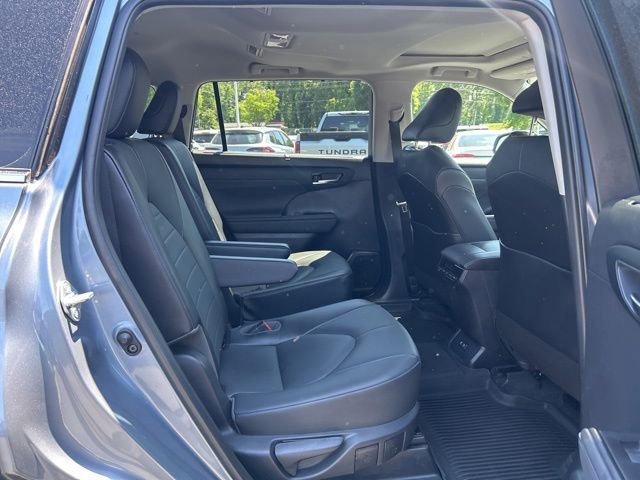 Used 2021 Toyota Highlander XLE FWD image 18