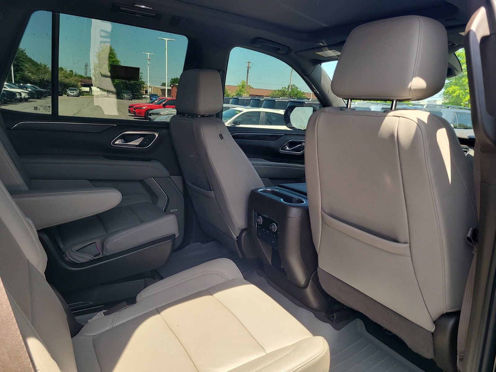 Used 2023 Chevrolet Tahoe Z71 w/ Luxury Package AWD/4WD image 27