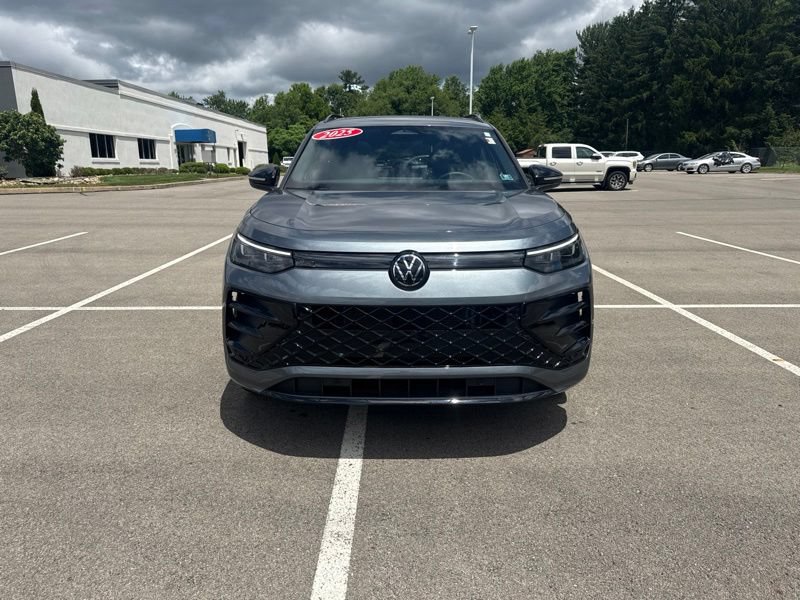 Used 2025 Volkswagen Tiguan SE R-Line AWD/4WD image 2