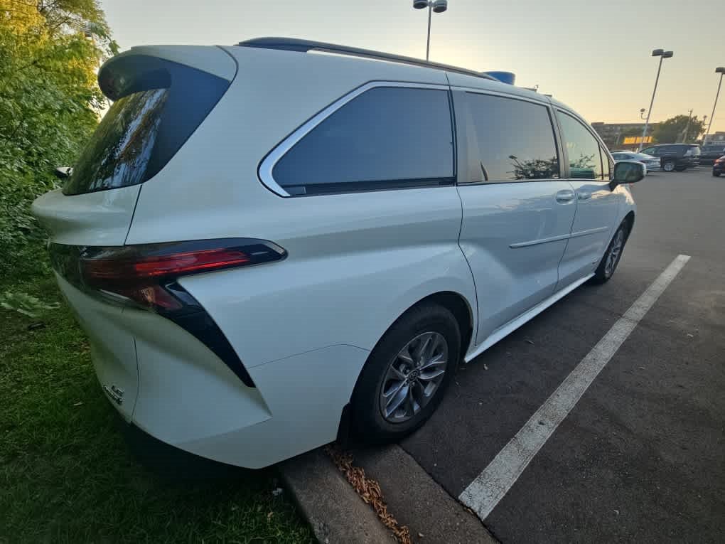 Used 2021 Toyota Sienna LE FWD image 4