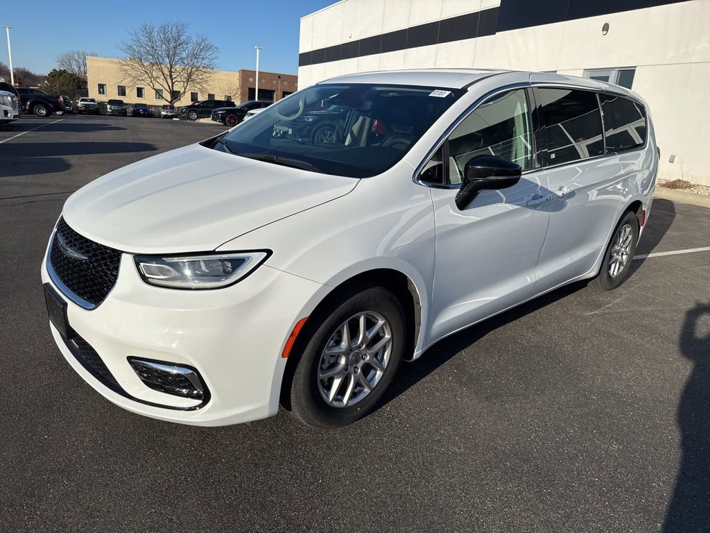 Used 2024 Chrysler Pacifica Touring-L image 7