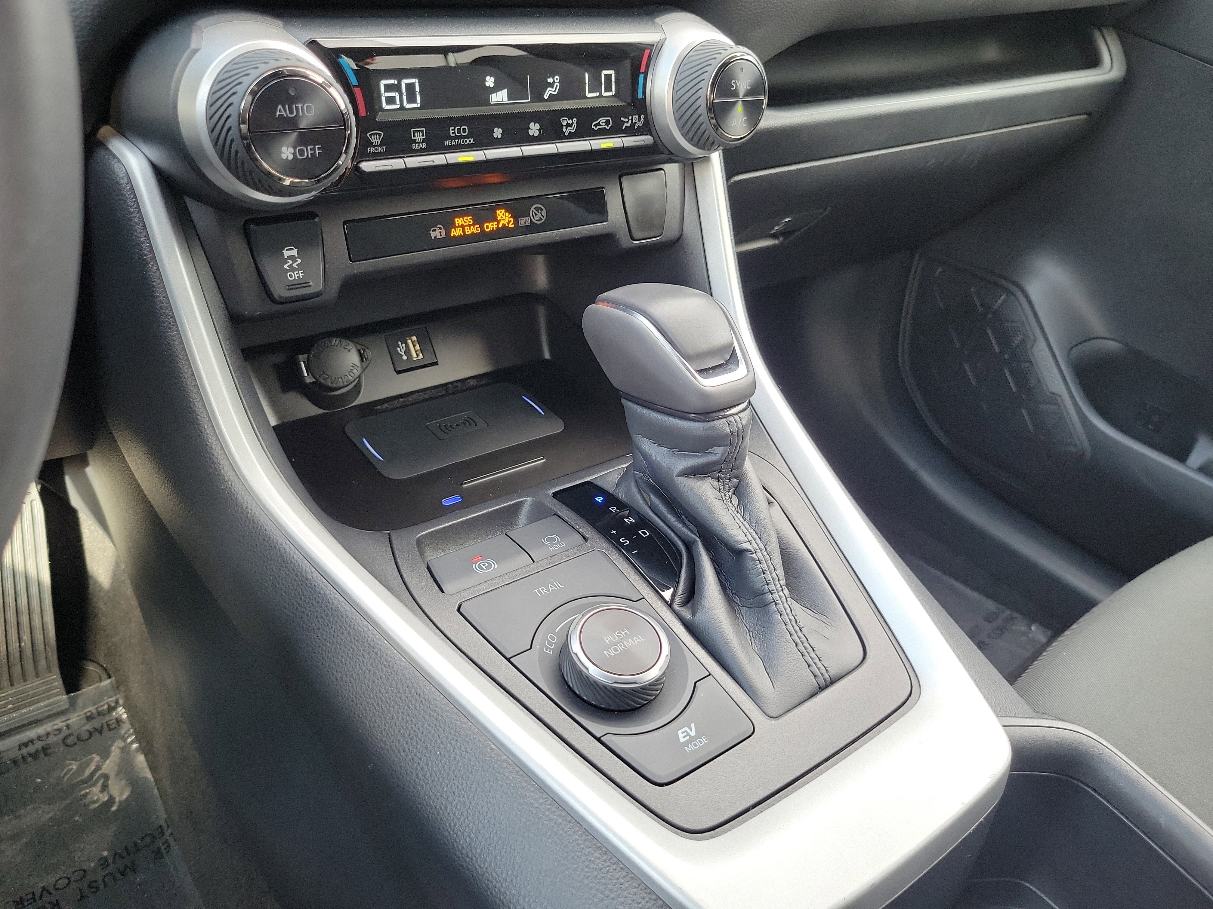 Used 2024 Toyota RAV4 SE image 22