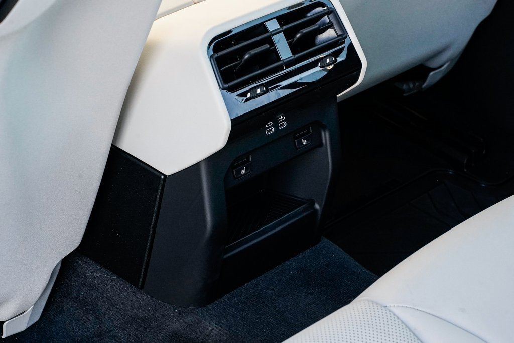 Used 2025 BMW i5 xDrive40 w/ Premium Package image 15