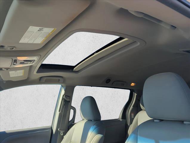 Used 2015 Toyota Sienna XLE image 22