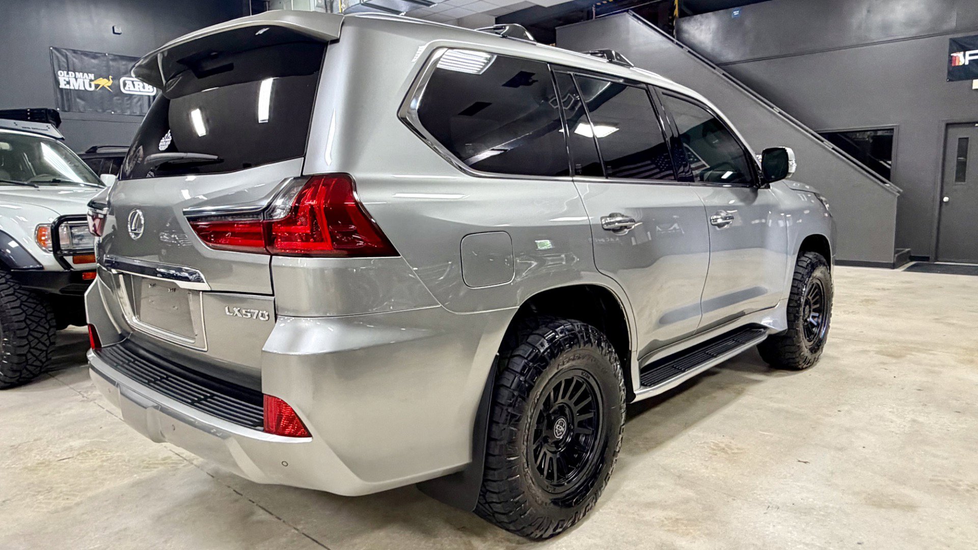 Used 2018 Lexus LX 570 4WD w/ Luxury Package image 8
