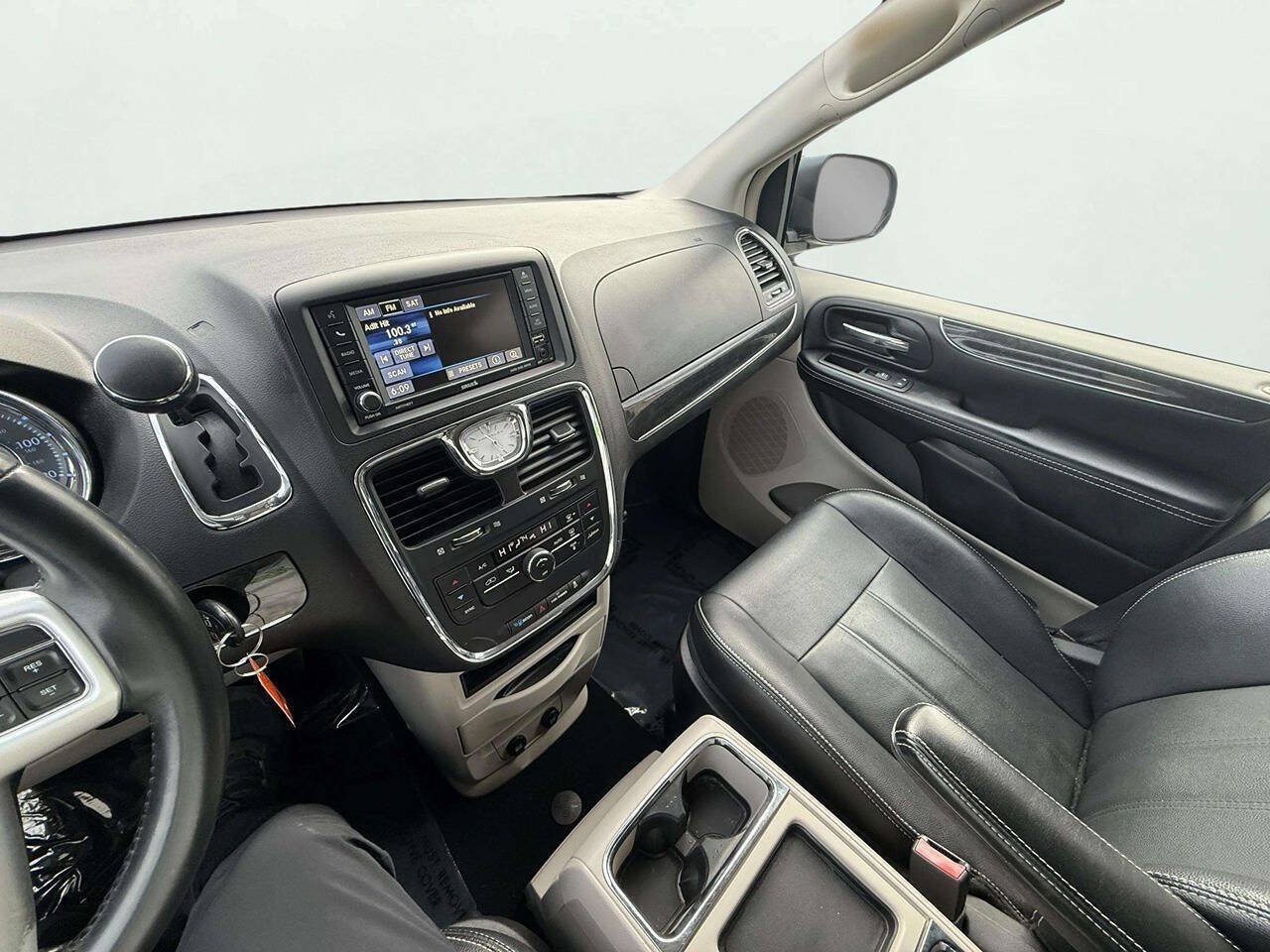 Used 2016 Chrysler Town & Country Touring FWD image 19