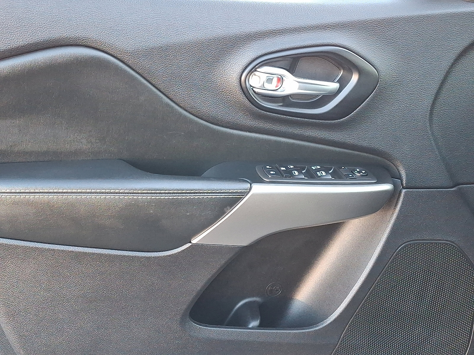 Used 2021 Jeep Cherokee Latitude Lux 80th Anniv w/ Quick Order Package 26U 80TH image 13