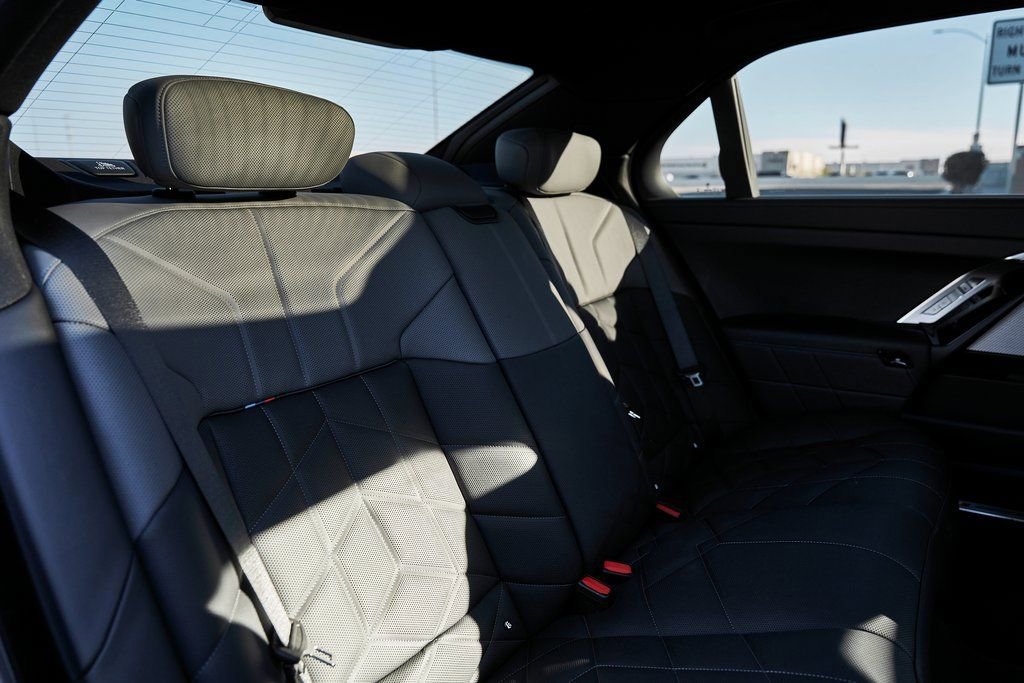 Used 2025 BMW 760i xDrive w/ Executive Package image 38