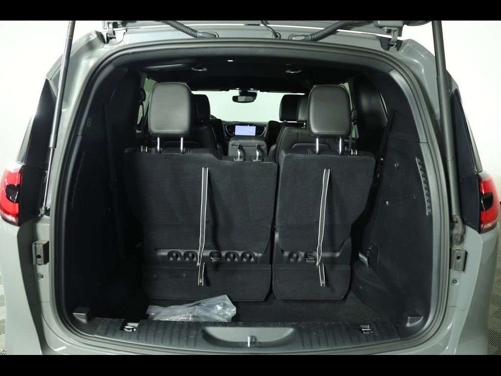 Used 2023 Chrysler Pacifica Touring-L w/ Uconnect Theater Family Group AWD/4WD image 9