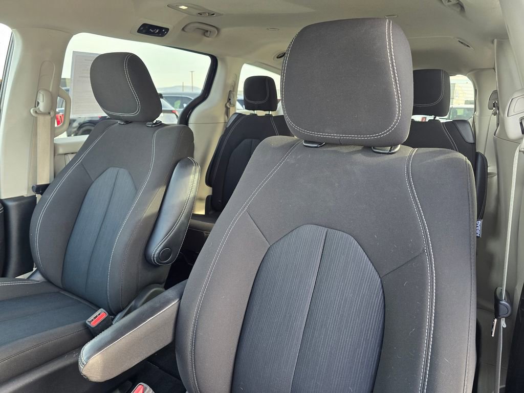 Used 2023 Chrysler Voyager LX image 23