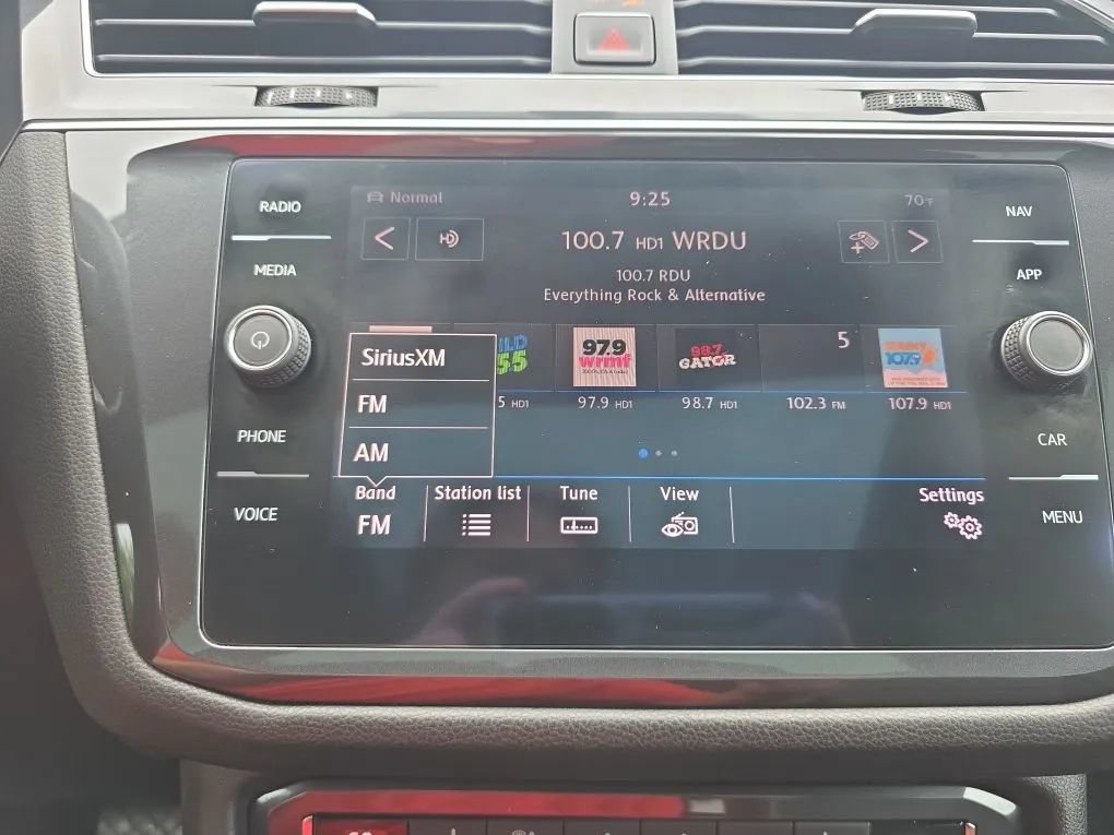 Used 2018 Volkswagen Tiguan SEL AWD/4WD image 28