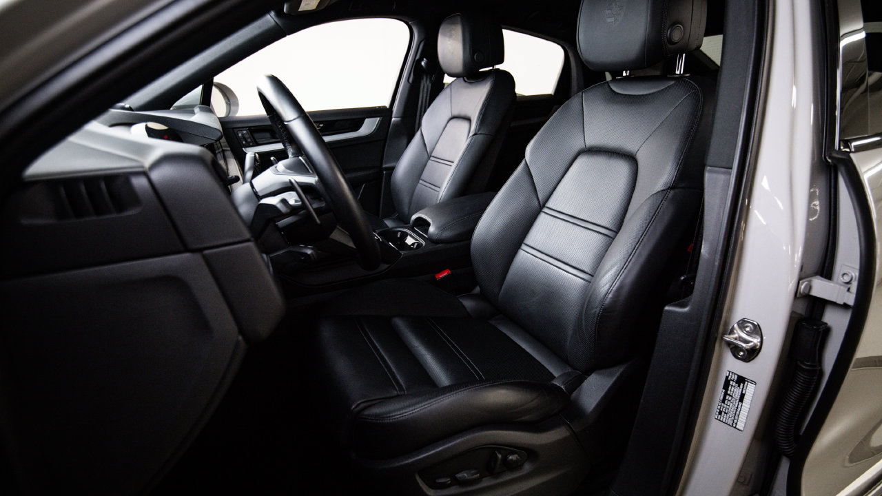 Certified 2024 Porsche Cayenne S AWD/4WD image 5