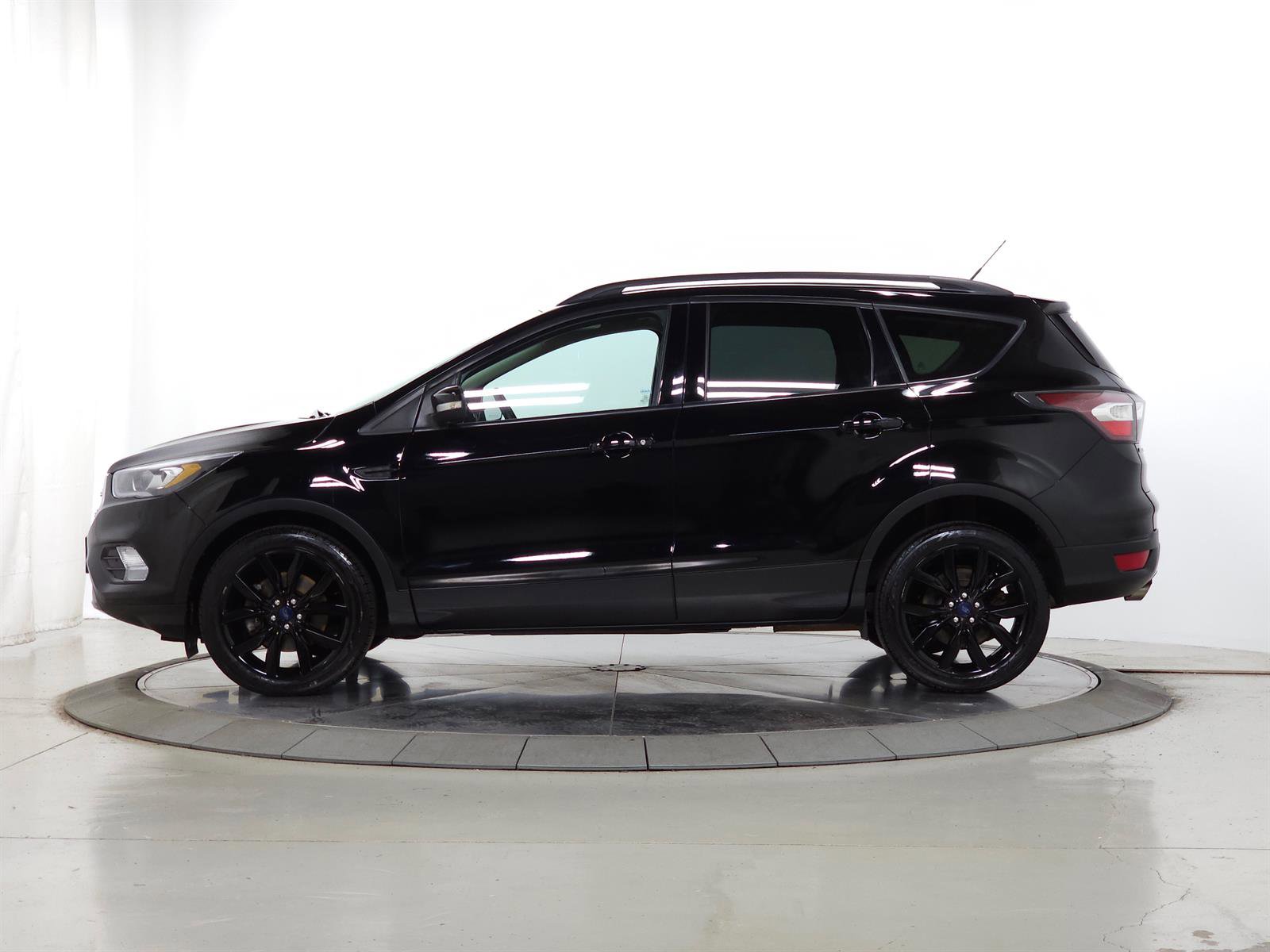 Used 2017 Ford Escape Titanium AWD/4WD image 4